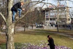 Bărbaţi la dispoziţia iubitelor, nonstop. TOTUL PENTRU PLĂCEREA LOR, inclusiv unghiuri şi ipostaze penibile. GALERIE FOTO