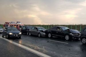 Accident GRAV pe AUTOSTRADĂ. Circulaţia este BLOCATĂ, mai multe persoane au fost transportate de URGENȚĂ la spital