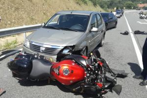 Accident la Şinteu: Un motociclist din Aleşd a ajuns la spital, după ce a intrat într-o maşină (FOTO)