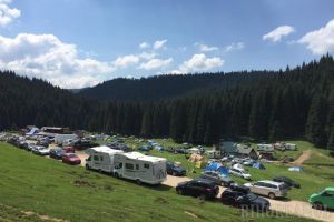 Au evadat la munte! Sute de oameni au campat pe platoul Glăvoi, fugind de caniculă (FOTO)