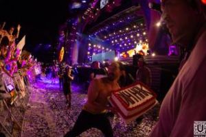 Steve Aoki a aruncat cu torturi în festivalierii de la Untold. Show total - VIDEO