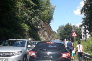 Transfăgărăşanul a devenit un fel de DN1. Traficul e infernal, apar des blocaje, nimeni nu respectă nicio regulă