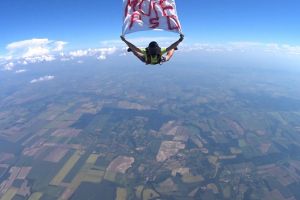 Anti-PSD şi la înălţime: Un paraşutist a sărit de la 4.000 de metri cu mesajul 