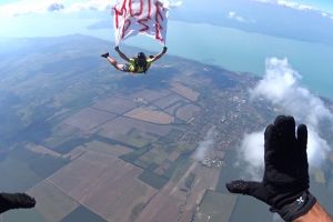 VIDEO: Un român sare cu paraşuta purtând mesajul anti PSD