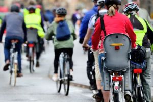 HAOS la un BANAL concurs. Cicliştii au fost ATACAȚI de INSECTE. O persoană a ajuns la SPITAL