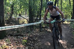 Sportivi atacati de insecte la un concurs de ciclism. Mai multe persoane au primit ingrijiri medicale 