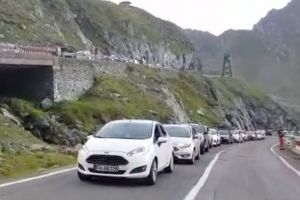 VIDEO – Trafic infernal pe Transfăgărăşan. Bară la bară în zona Bâlea Lac