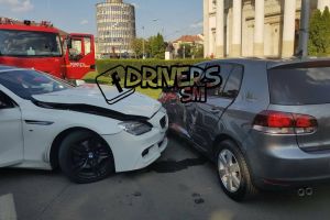 FOTO. Accident în Piaţa Libertăţii! Un stranier cu BMW făcea drifturi