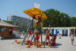 Sondaj de opinie: Credeti ca ar trebui sa existe o autoritate care sa le aplice amenzi celor ce nu respecta steagurile arborate de salvamari? 