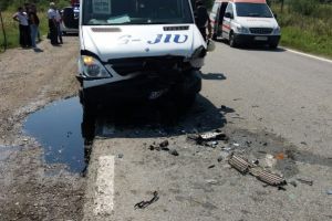Accident grav la Ciuperceni între un microbuz şi un autoturism! Șoferul, care a provocat evenimentul, a murit