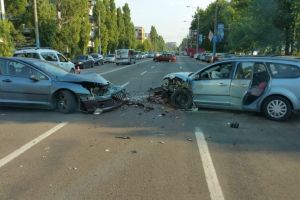 Accident rutier in statiunea Mamaia. Trei masini implicate. Circulatia este oprita