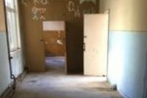 Curăţenie la şcoala părăsită, devenită toaletă publică. Primăria îi promite geamuri şi gratii