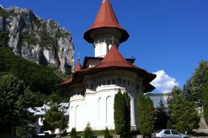 Moment aniversar la Mănăstirea Râmeţ: Se împlinesc 30 de ani de la salvarea vechii biserici