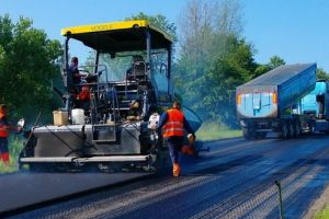 Asfaltări de 16 milioane de lei pe drumurile judeţului