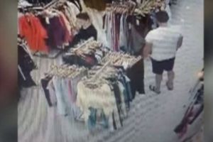 Metoda ingenioasă prin care doi hoţi furau rochii din magazine. Poliţia e pe urmele lor