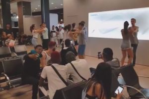 VIDEO. Spectacol spontan. Ansamblul ,,Doruri Sătmărene”, recital pe Aeroportul Internaţional Henri Coandă