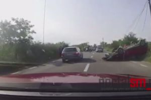 VIDEO. Accident la Supur! Maşină răsturnată pe marginea drumului. O persoană încarcerată