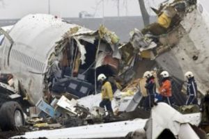 AVION PRĂBUȘIT în parcarea unui CENTRU COMERCIAL! Care este BILANȚUL ACCIDENTULUI până la acest moment