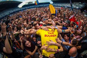 Nu a mai vrut să plece! Armin van Buuren a mixat şapte ore, la final de Untold (VIDEO)