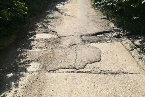 Locatarii din zona Leca Morariu au început să repare strada prin forţe proprii