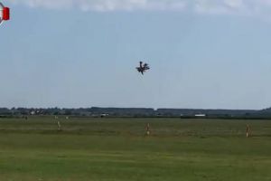 Două avioane s-au acroşat şi s-au prăbuşit de la o înălţime de 300 de metri pe ...