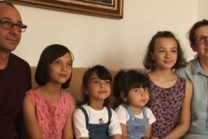 O familie din Mitocu Dragomirnei a adoptat trei fetiţe, două dintre ele surori