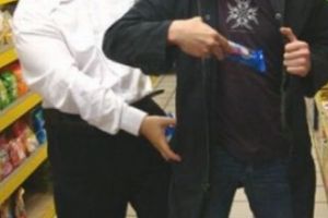 Bărbat din Târgu-Cărbuneşti, filmat în timp ce fura bonuri dintr-un supermarket