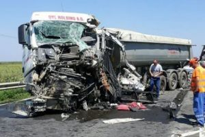 Accident înfiorător la Giurgeni. Coliziune violentă între două autotrenuri. O persoană decedată

