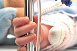 A primit LOVITURĂ după LOVITURĂ. După ce a avut parte de o pierdere DUREROASĂ, artista a ajuns de URGENȚĂ la spital