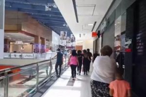 Incendiu la mall. Toate persoanele au fost evacuate - VIDEO