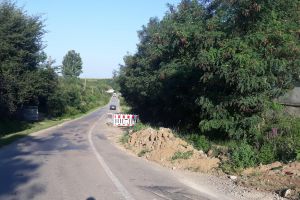 Ne enervează: Lucrări nesemnalizate pe un drum judeţean din Bihor