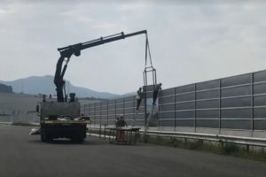Protectie pentru comunitatile de pe traseul autostrazii. Se monteaza panouri fonoabsorbante