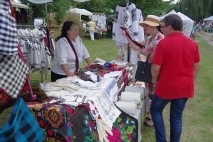 Număr record de vizitatori la Târgul meşterilor populari „Lume, Lume hai la târg!”