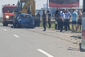 Trafic îngreunat pe Calea Sântandreiului: Un autobuz s-a izbit de o maşină pe care a împins-o într-un buldoexcavator (FOTO / VIDEO)