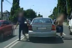 Un şofer susţine că 3 indivizi l-au atacat în trafic. VIDEO