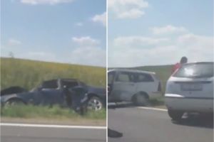 VIDEO. Doi şoferi din Sălaj s-au ciocnit pe o şosea din Satu Mare. Unul dintre autoturisme a ajuns în şanţ