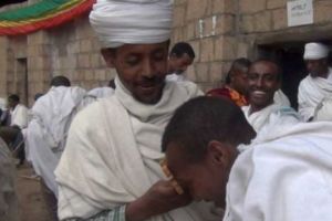 Profetul, motociclistul şi MINUNEA. A vrut SĂ ÎNVIE un MORT, dar a SFÂRȘIT BĂTUT şi ARESTAT