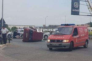 FOTO/ Accident rutier în Alba Iulia: Coliziune violentă între două autoturisme, lângă Ambient. Unul dintre ele s-a răsturnat