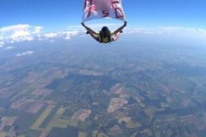 Un paraşutist a sărit din elicopter, de la 4.000 metri, cu mesajul M...PSD