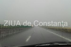 Atentie soferi. Ploua torential pe Autostrada Soarelui. Vizibilitatea este scazuta in zona Fetesti