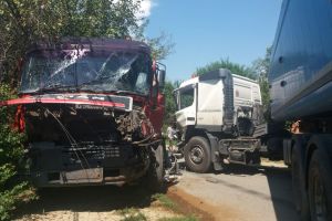 FOTO: Tamponare între doua tiruri la Jupâneşti