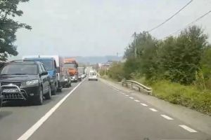 Trafic de coşmar pe DN 17 la Beclean. Şoferii acuză: Suntem sufocaţi şi nimeni nu face nimic