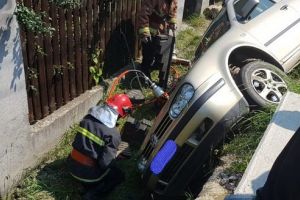 FOTO: Accident cu o victimă încarcerată, în Sovata
