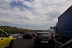 FOTO/ ȘTIREA TA: Ambuteiaj la ieşirea de pe autostrada Sebeş-Turda (A10), către Aiud, luni după-amiază – Se stă în coloane peste o oră, pe 3 benzi”
