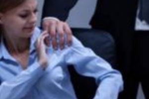 Hărţuirea psihologică sau sexuală a devenit de azi contravenţie!