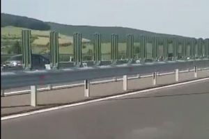 FOTO/ VIDEO/ ȘTIREA TA: Inconştienţăm sau prostie monumentală? – Două autoturisme surprinse în timp ce rulau PE CONTRASENS, pe autostrada A10, în zona Aiud