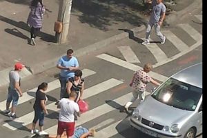 Femeie lovită pe trecerea de pietoni de o şoferiţă de 80 de ani