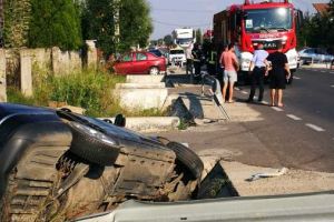 Masina rasturnata, pe DN6, la Nanov/ Doua persoane au ajuns la spital