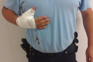 Jandarm ranit in timp ce incerca sa imobilkizeze un barbat inarmat cu o sulita improvizata 