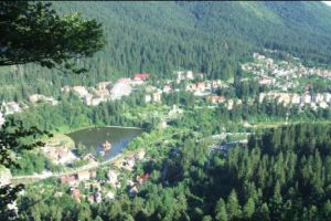 ALERTĂ! O staţiune din România a fost ÎNCERCUITĂ. Jandarmii PATRULEAZĂ în permanenţă